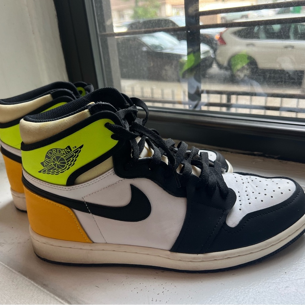 Nike Air Jordan 1 Retro High
White Black Volt University Gold